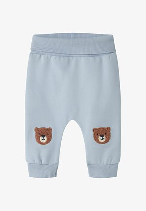 Lichtblauwe babybroek met geribbelde tailleband en boorden, voorzien van geborduurde bruine teddyberen gezichten op elke knie.
