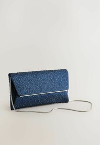 Borsa a mano blu con superficie texture, adornata con piccole perline, dotata di tracolla in argento e chiusura a pattina.