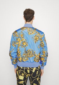 Versace Jeans Couture PRINTED GARLAND - Blusão aviador - blue/gold