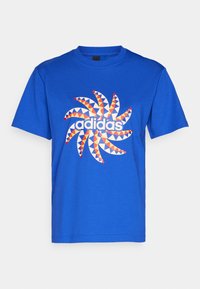 Blå bomulls T-shirt med rund hals, prydd med en geometrisk virveldesign i orange, vitt och rött med "adidas"-logotypen i vitt.