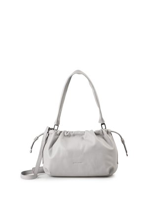 Borsa morbida in pelle grigia con parte superiore arricciata, manico corto e tracolla lunga removibile, appoggiata su uno sfondo bianco.