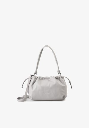Weiche graue Lederhandtasche mit gerafftem Oberteil, kurzem Griff und abnehmbarem langem Riemen, liegend auf weißem Hintergrund.