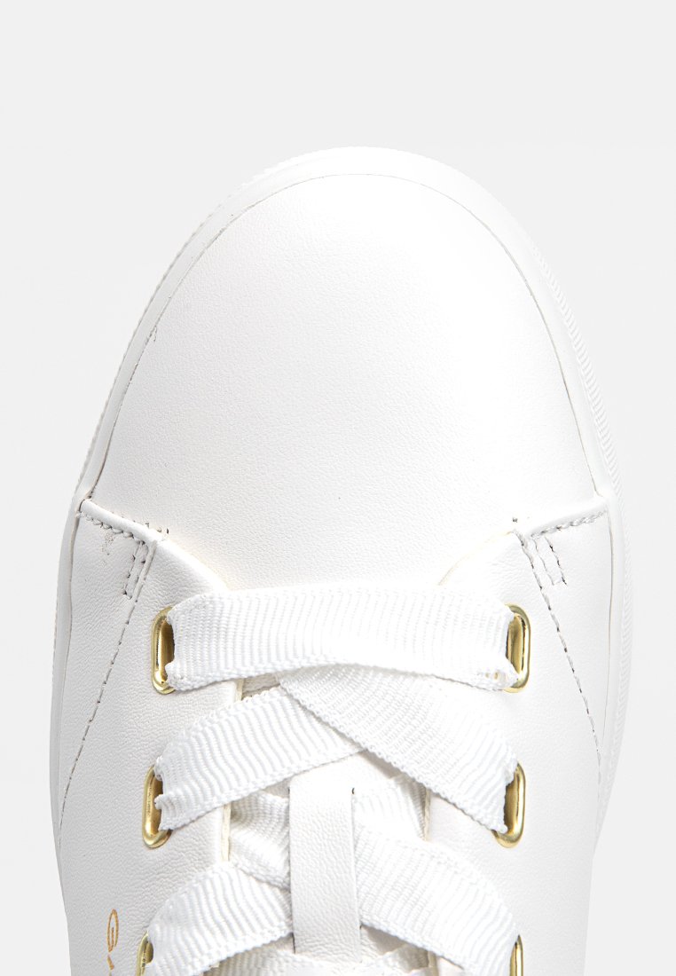 Weiße Ledersneaker mit goldenen Ösen, geflochtenen Schnürsenkeln und einer strukturierten Gummisohle. Entworfen mit einer abgerundeten Zehe und minimalistischen Stil.