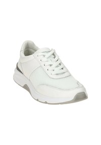 Witte sneaker met een bovenwerk van mesh en leer, ronde neus, platte veters,geveerde zool en een subtiele grijze accent op de hak.