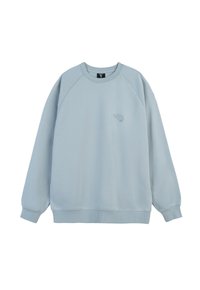 Jasnoniebieski sweter z ściągaczami przy mankietach i dolnym wykończeniu, z małym haftowanym wzorem na klatce piersiowej, wykonany z miękkiego, lekkiego materiału.