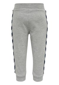 Grå bomullsbyxor med en åtsittande midja, ärmslut i cuffs och marinblå och vita diagonala ränder längs sidorna. Mjuk textur och avslappnad design.