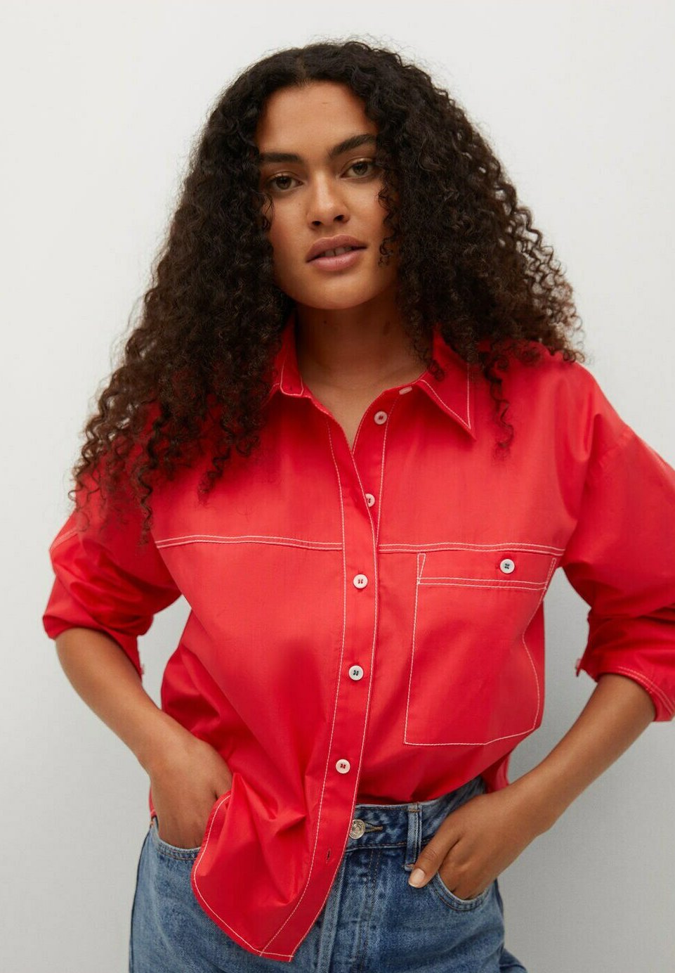 Chemise rouge cintrée à effet froncé