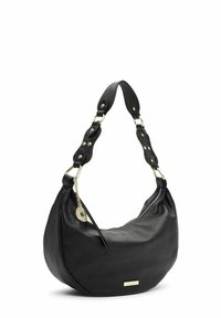 Borsa hobo in pelle nera con forma curva, superficie texture, hardware in tonalità oro e un ciondolo decorativo su una catena. Manico regolabile.