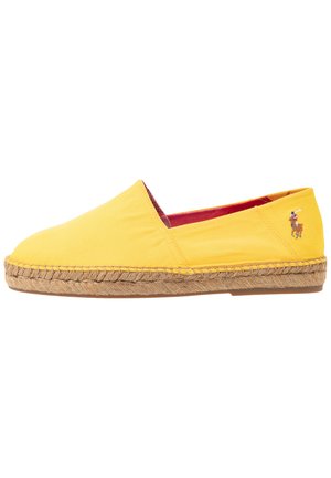 Gelbe Slip-On Espadrilles mit gewebter Jutesohle und kleinem Polo-Spieler-Logo nahe Ferse gestickt, rotes Innenfutter sichtbar an der Öffnung.