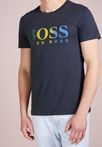 BOSS T-shirt med print - dark blue