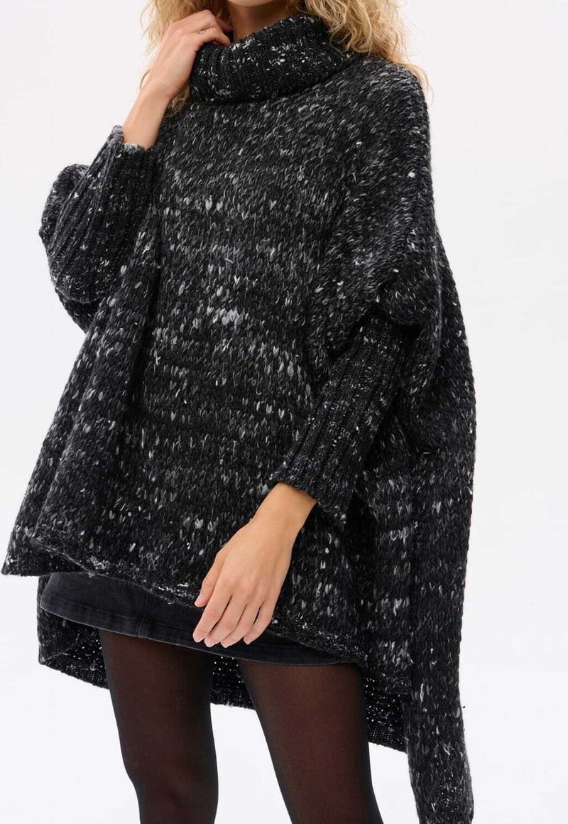 Grober schwarz-grauer Strick-Turtleneck-Pullover mit lockerer Passform, strukturiertem Muster, umgeschlagenen Ärmelbündchen und asymmetrischem Saum.
