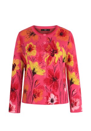Gestrickte Strickjacke in leuchtendem Pink mit floralen Mustern in Gelb, Rot und Schwarz. Mit langen Ärmeln und fünf pinkfarbenen Knöpfen vorne.