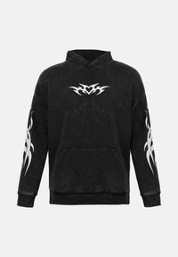 Sweatshirt preto com capuz em tecido suave, apresentando um bolso frontal, capuz envolvente e estampas tribais brancas no peito e nas mangas.