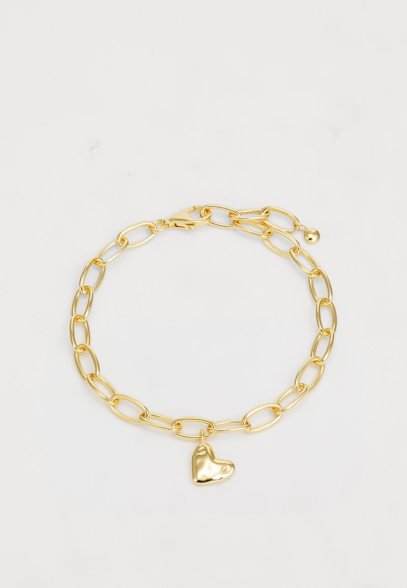 Zeltains aproču, kas sastāv no savienotiem ovāliem ķēdes posmiem un teksturēta sirds formas piekariņa. Gluda virsma ar mirdzošu apdari.