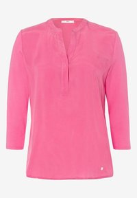 Blusa rosa a maniche lunghe con colletto alla mandarino, dotata di una placca frontale e un piccolo logo vicino all'orlo. Tessuto di trama liscia.