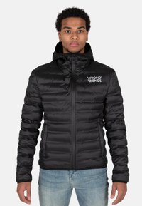 Schwarze Pufferjacke mit einem Reißverschluss, Kapuze und einem Logo auf der linken Brust. Der Stoff weist eine gesteppte Textur mit einem glänzenden Finish auf.