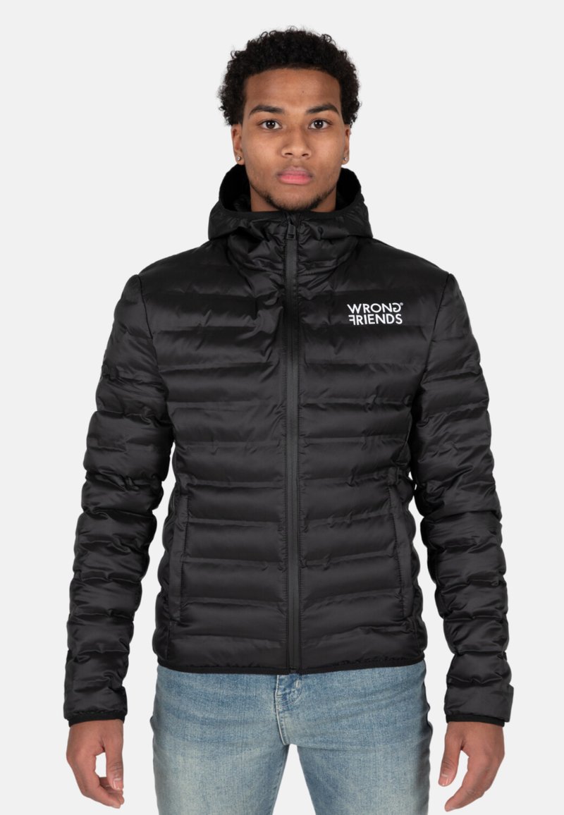 Schwarze Pufferjacke mit einem Reißverschluss, Kapuze und einem Logo auf der linken Brust. Der Stoff weist eine gesteppte Textur mit einem glänzenden Finish auf.