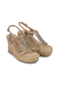 Sandali con zeppa in suede beige, con accenti decorativi in cristallo sulla parte frontale, caratterizzati da una suola in juta intrecciata e una cinghia alla caviglia regolabile.