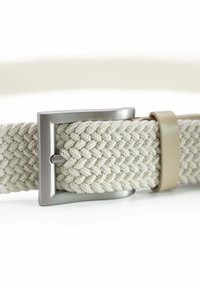 Cintura intrecciata color beige con fibbia in metallo argento e passante in pelle color cuoio. La trama è compatta e intrecciata, offrendo una vestibilità flessibile.