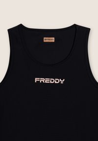 Canotta nera senza maniche realizzata in un tessuto liscio, con un distintivo logo "FREDDY" in oro rosa metallico sul davanti.