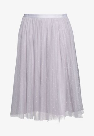 Jasnofioletowa spódnica z tiulu z pasem i warstwowym wzornictwem, z delikatnymi teksturowanymi wzorami na całej powierzchni. Gładkie, przezroczyste wykończenie materiału.