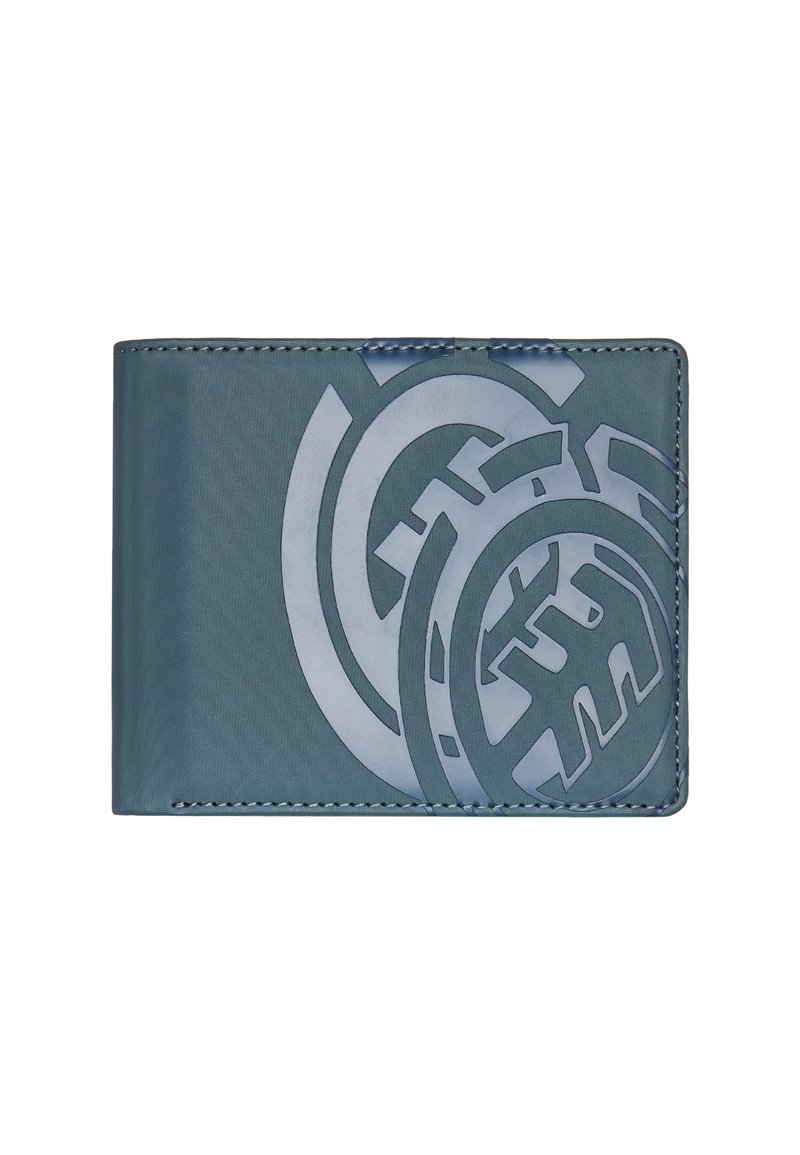 Cartera hecha de material azul suave, con un gran logo impreso en un tono más claro. Forma rectangular con bordes cosidos.