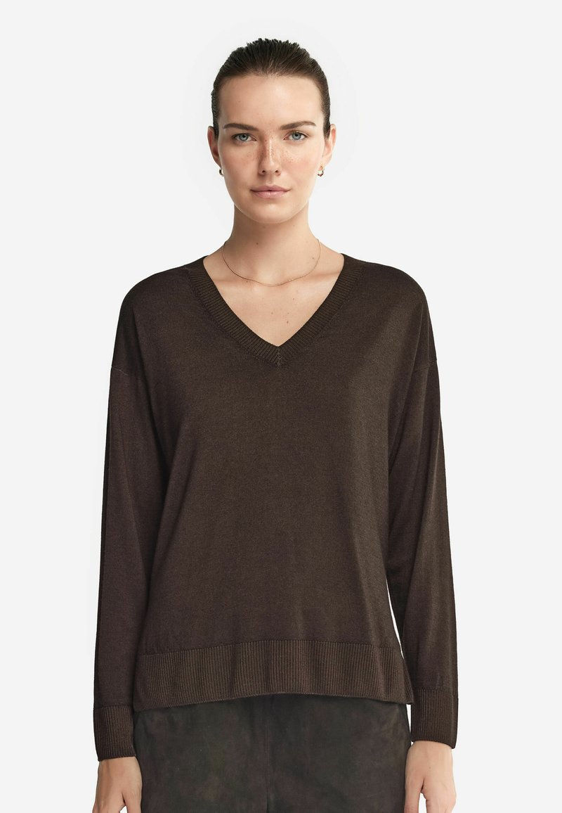 Brauner, langärmeliger Strickpullover mit V-Ausschnitt und geripptem Saum. Weiche Textur, lockere Passform und subtile Farbvariationen durchgehend.