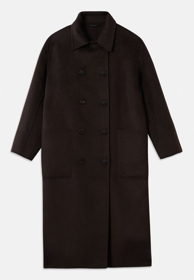 Cappotto lungo in lana marrone scuro, con bottoni doppi, ampio colletto, maniche lunghe e due grandi tasche frontali.