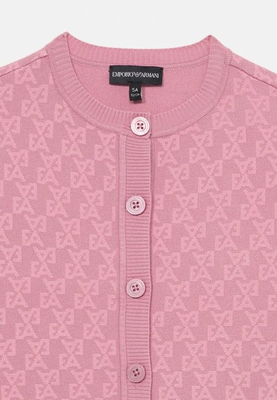 Ανοιχτό ροζ καρδιοκαλσόν με υφασμάτινη υφή που εμφανίζει τα γράμματα "EA." Διαθέτει στρογγυλή λαιμόκοψη και έξι ταιριαστούς ροζ κουμπιά μπροστά.