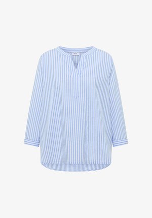 Blouse bleu clair à manches longues avec rayures blanches verticales, col fendu et manches retroussées, coupe ample et ourlet arrondi.