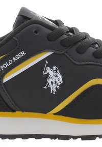 Sneaker nera con accenti gialli, materiale testurizzato, dettagli bianchi e un'emblema di un giocatore di polo sul lato. Design con lacci.