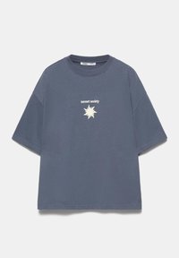 Modré tričko s krátkym rukávom s textom „sunset society“ a bielou štýlizovanou grafikou slnka v strede na hrudi.