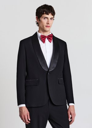 Schwarze Smokingjacke mit Satinrevers, passende Hose, weißes Hemd und rote Fliege. Glatter Stoff mit strukturiertem Design und Taschen.