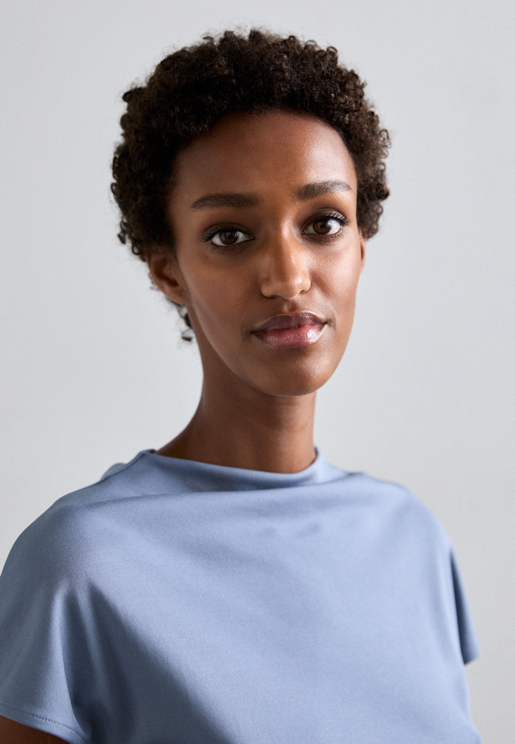 売れ筋商品|||タイガー オブ スウェーデン Tシャツ レディース トップス ALITTA - Basic T-shirt - dull blue Viscose blend funnel neckline Alitta Shirt | Tiger Of Sweden