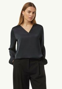 Schwarze Satinbluse mit V-Ausschnitt, langen Ärmeln und gerafften Manschetten. Der glatte Stoff und die lockere Passform ergänzen elegante schwarze Hosen.