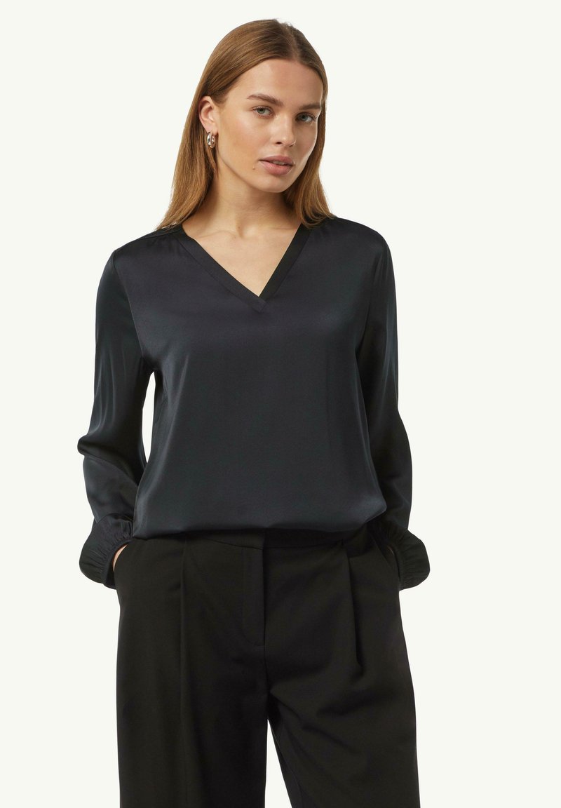 Schwarze Satinbluse mit V-Ausschnitt, langen Ärmeln und gerafften Manschetten. Der glatte Stoff und die lockere Passform ergänzen elegante schwarze Hosen.
