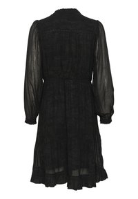 Zwarte jurk met lange doorschijnende mouwen, gathered taille, gelaagde rok en gerimpelde zoom. Gemaakt van lichtgewicht stof met een subtiele textuur.
