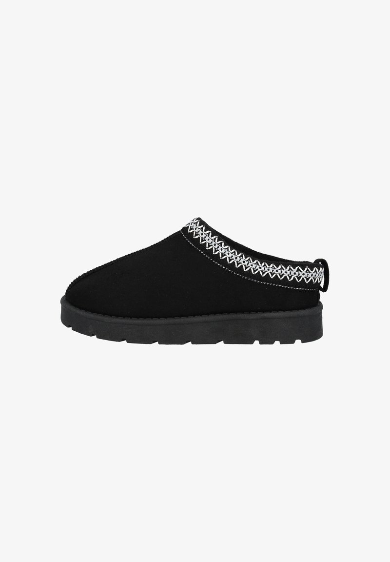 Svart mocka sko utan snörning med en tjock gummisula, med vit dekorativ sömnad längs kragen och en liten dragflik på baksidan.