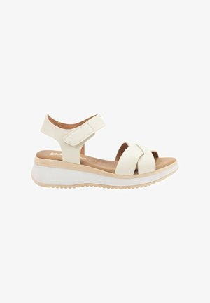 Sandalias de plataforma blancas con un material texturizado, tiras frontales cruzadas, correa trasera ajustable y una plantilla color marrón claro.