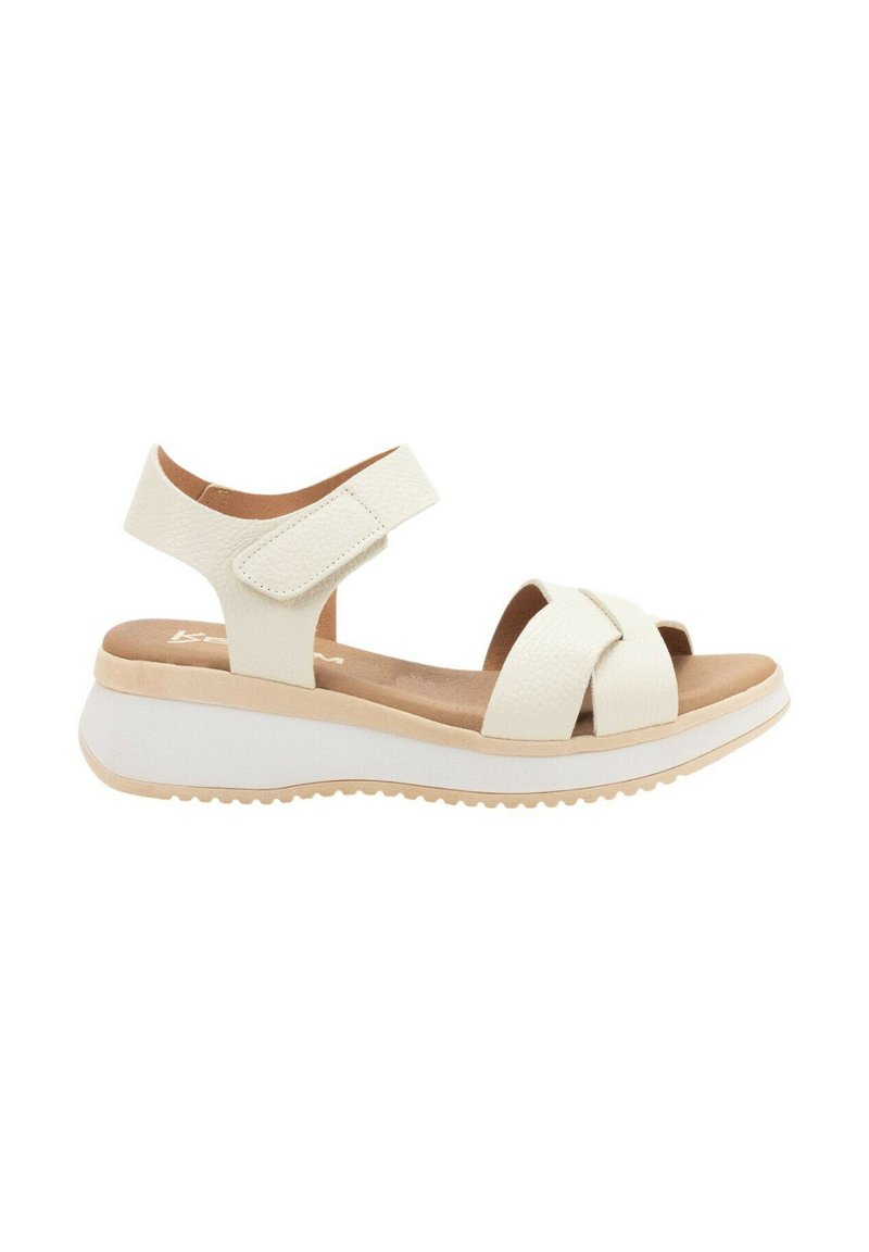 Sandalias de plataforma blancas con un material texturizado, tiras frontales cruzadas, correa trasera ajustable y una plantilla color marrón claro.