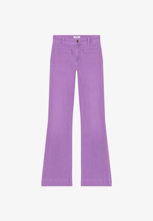 Jean flare violet taille haute avec poches plaquées à l'avant, passants pour ceinture, fermeture par bouton et étiquette Wrangler sur la ceinture.