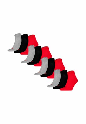 Neun Paare Crew-Socken in Rot, Schwarz und Grau. Angenehme Textur mit einem gerippten Bund; jedes Paar hat ein kleines Logo an der Seite.