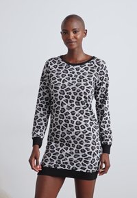 Vestido de manga longa em material cinza com estampa de leopardo preta. Apresenta punhos e gola canelados pretos. Corte casual, comprimento até meio da coxa.
