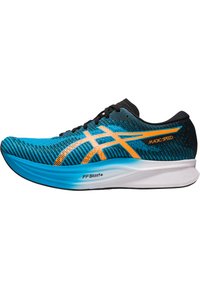 Scarpa da corsa blu e nera con tomaia testurizzata, dettagli arancioni e una suola intermedia bianca etichettata "FF Blast+". Presenta una forma curvata per favorire la velocità.