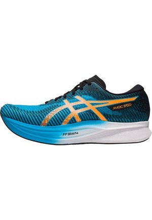 Scarpa da corsa blu e nera con tomaia testurizzata, dettagli arancioni e una suola intermedia bianca etichettata "FF Blast+". Presenta una forma curvata per favorire la velocità.