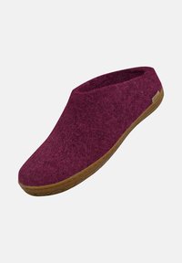 Chausson en feutre de couleur rose foncé avec un bout arrondi et un design à coupe basse ; il est muni d'une semelle en caoutchouc texturé tan pour plus d'adhérence.