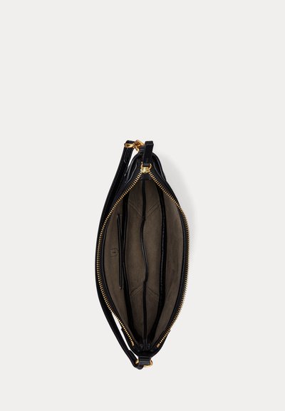 Juodas odinis riešo maišelis su auksiniu užtrauktuku, atidarytas, kad būtų matomi trys vidiniai skyreliai ir plonas kišenė paprastame fone.