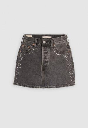 Schwarzer Jeansrock mit genagelten Verzierungen an den Seiten, hoch geschnitten, mit fünf Taschen und einer Knopfleiste an der Vorderseite.