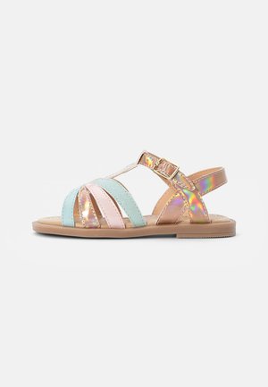 Kindersandalen mit blauen, rosa und glänzend goldenen Riemen. Ausgestattet mit einem sicheren Schnallenverschluss und flacher Sohle. Leichtes Design mit offenem Zehenbereich.