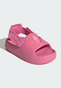 Rosa Rutschsandalen mit offenem Zehendesign, verstellbarem Riemen, strukturiertem Gummi-Material und einem auffälligen, mehrfarbigen Logo-Highlight.